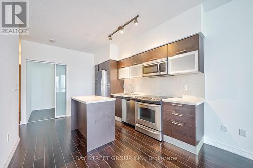 3209 - 386 Yonge Street, Toronto, ON - Indoor Photo Showing Kitchen With Upgraded Kitchen