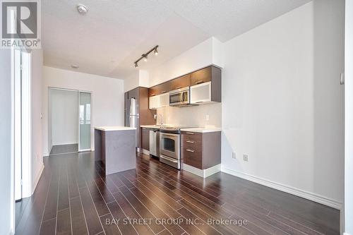 3209 - 386 Yonge Street, Toronto, ON - Indoor Photo Showing Kitchen