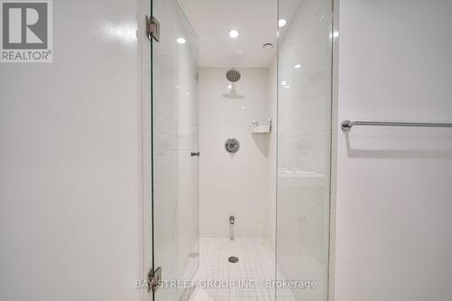 3209 - 386 Yonge Street, Toronto, ON - Indoor Photo Showing Bathroom