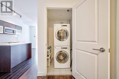 3209 - 386 Yonge Street, Toronto, ON - Indoor Photo Showing Laundry Room