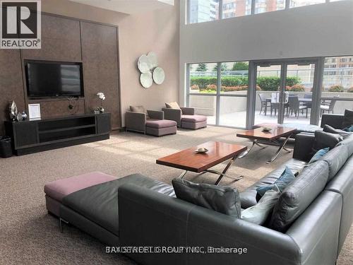 3209 - 386 Yonge Street, Toronto, ON - Indoor Photo Showing Living Room