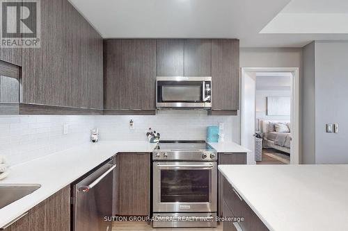 605 - 2910 Highway 7, Vaughan, ON - Indoor Photo Showing Kitchen With Upgraded Kitchen