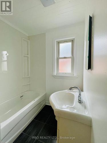 115 Brucedale Avenue E, Hamilton, ON - Indoor Photo Showing Bathroom