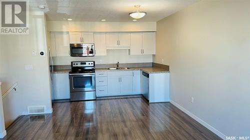 70 5601 Aerodrome Road, Regina, SK - Indoor Photo Showing Kitchen With Double Sink