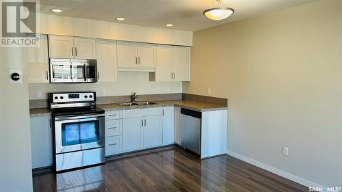 70 5601 Aerodrome Road, Regina, SK - Indoor Photo Showing Kitchen With Double Sink