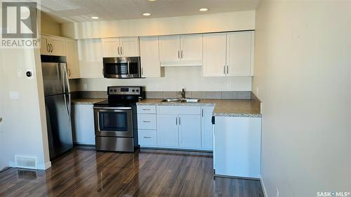 70 5601 Aerodrome Road, Regina, SK - Indoor Photo Showing Kitchen With Double Sink