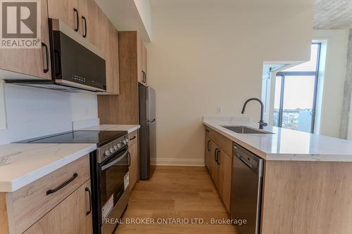 604 - 11 Robert Street, Hamilton, ON - Indoor Photo Showing Kitchen