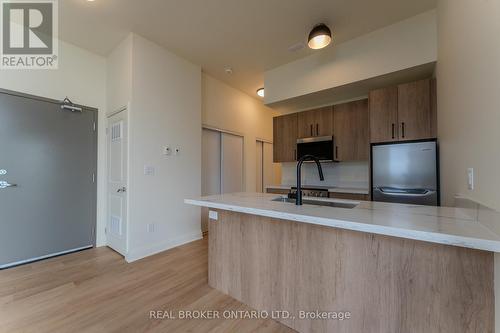 604 - 11 Robert Street, Hamilton, ON - Indoor Photo Showing Kitchen