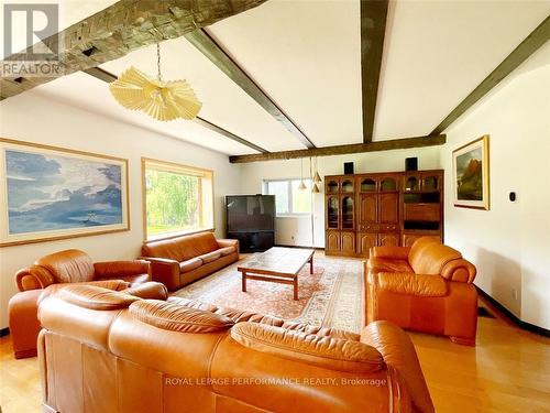 2750 Front Road E, Prescott And Russell, ON - Indoor Photo Showing Living Room