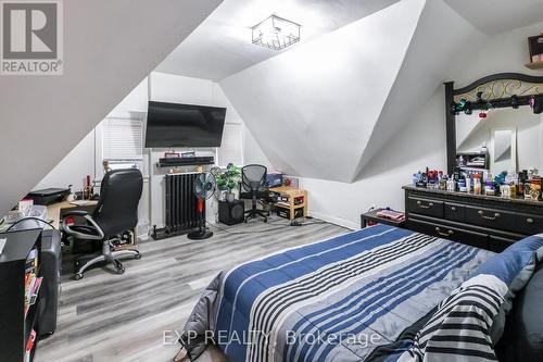 233 Victoria Avenue N, Hamilton, ON - Indoor Photo Showing Bedroom