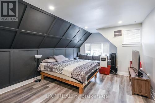 233 Victoria Avenue N, Hamilton, ON - Indoor Photo Showing Bedroom