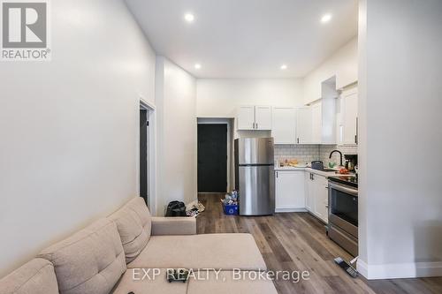 233 Victoria Avenue N, Hamilton, ON - Indoor Photo Showing Kitchen