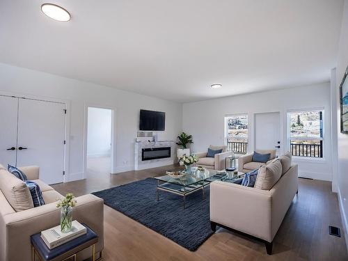 184 Holloway Drive, Kamloops, BC - Indoor Photo Showing Living Room