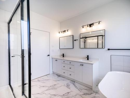 184 Holloway Drive, Kamloops, BC - Indoor Photo Showing Bathroom