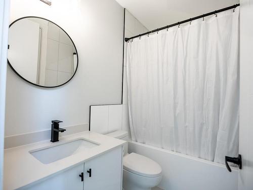 184 Holloway Drive, Kamloops, BC - Indoor Photo Showing Bathroom