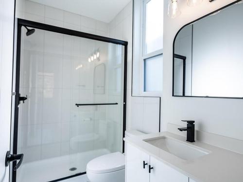 184 Holloway Drive, Kamloops, BC - Indoor Photo Showing Bathroom