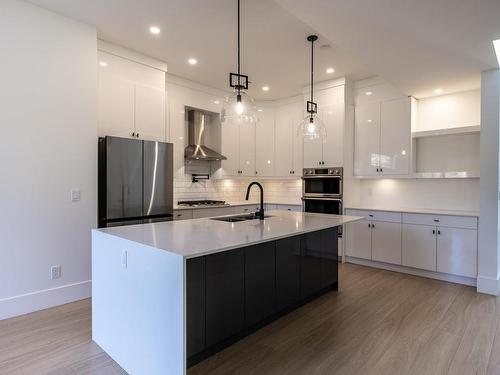 184 Holloway Drive, Kamloops, BC - Indoor Photo Showing Kitchen With Upgraded Kitchen