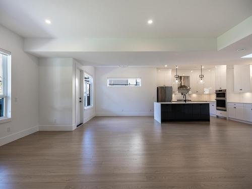 184 Holloway Drive, Kamloops, BC - Indoor Photo Showing Living Room