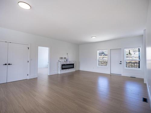 184 Holloway Drive, Kamloops, BC - Indoor Photo Showing Living Room