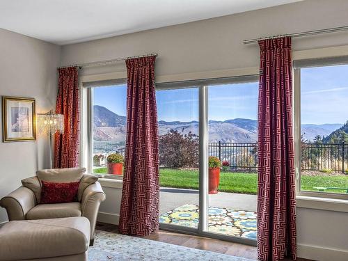 1749 Birkenhead Place, Kamloops, BC - Indoor Photo Showing Living Room