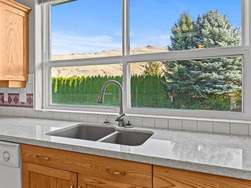 76-650 Harrington Rd, Kamloops, BC - Indoor Photo Showing Kitchen With Double Sink