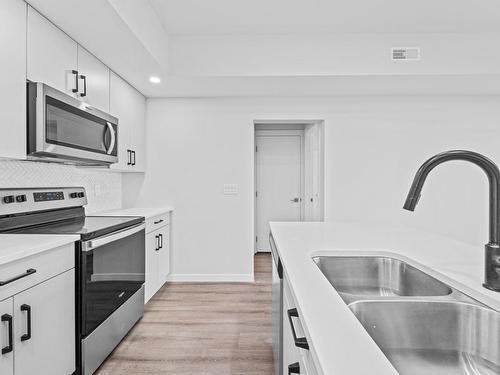 117-2925 Westsyde Rd, Kamloops, BC - Indoor Photo Showing Kitchen With Double Sink