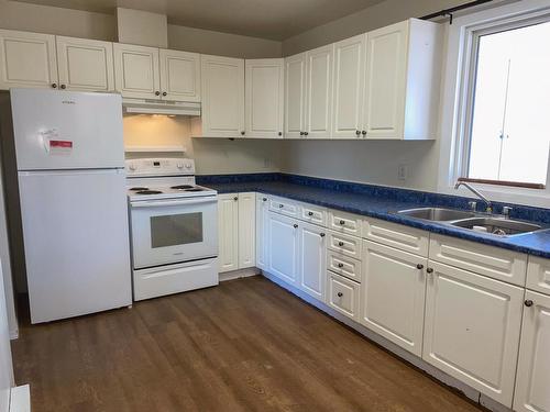 1851 Menzies Street, Merritt, BC - Indoor Photo Showing Kitchen With Double Sink