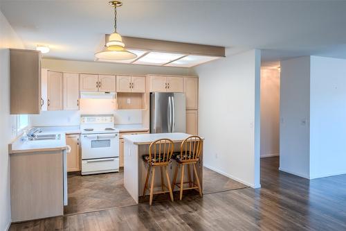 72-3333 South Main Street, Penticton, BC - Indoor Photo Showing Kitchen With Double Sink