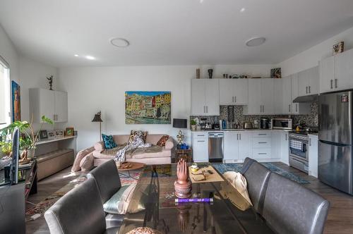 201-88 Lakeshore Drive, Penticton, BC - Indoor Photo Showing Kitchen