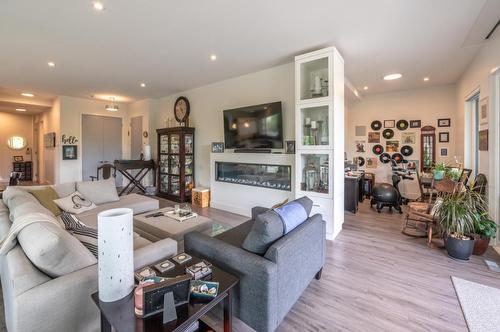 201-88 Lakeshore Drive, Penticton, BC - Indoor Photo Showing Living Room