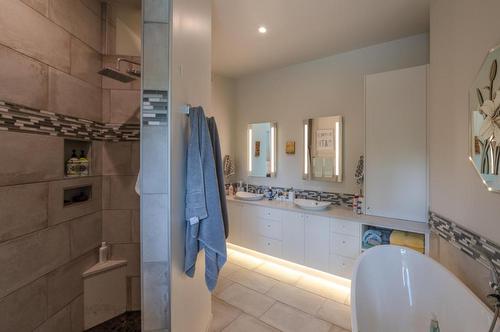 201-88 Lakeshore Drive, Penticton, BC - Indoor Photo Showing Bathroom