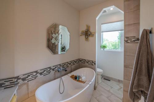 201-88 Lakeshore Drive, Penticton, BC - Indoor Photo Showing Bathroom