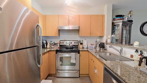 202-571 Yates Road, Kelowna, BC - Indoor Photo Showing Kitchen