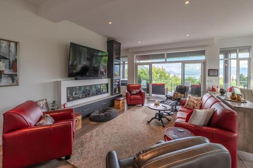 88 Lakeshore Drive, Penticton, BC - Indoor Photo Showing Living Room With Fireplace