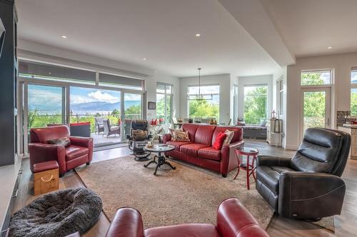 88 Lakeshore Drive, Penticton, BC - Indoor Photo Showing Living Room