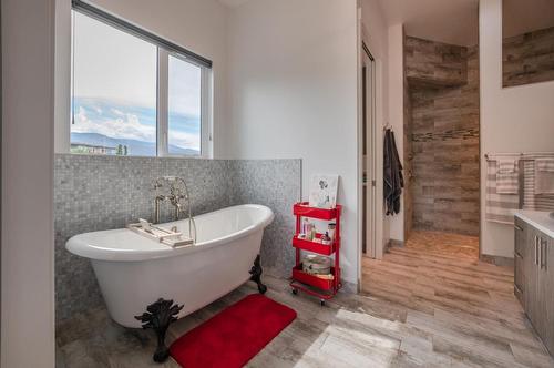 88 Lakeshore Drive, Penticton, BC - Indoor Photo Showing Bathroom