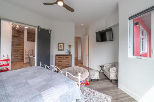 88 Lakeshore Drive, Penticton, BC - Indoor Photo Showing Bedroom