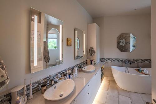 88 Lakeshore Drive, Penticton, BC - Indoor Photo Showing Bathroom