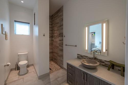 88 Lakeshore Drive, Penticton, BC - Indoor Photo Showing Bathroom