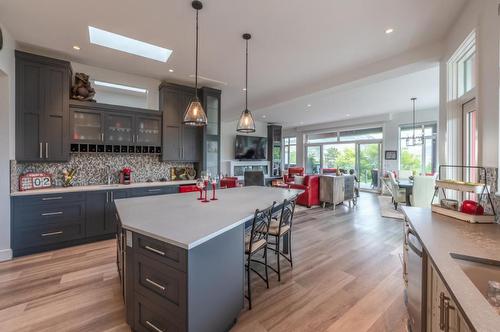 88 Lakeshore Drive, Penticton, BC - Indoor Photo Showing Kitchen With Upgraded Kitchen