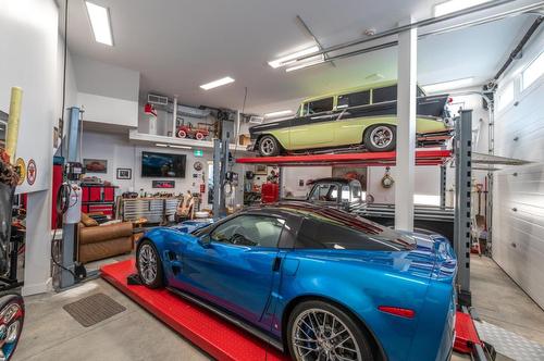 88 Lakeshore Drive, Penticton, BC - Indoor Photo Showing Garage