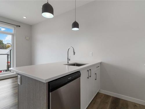 303-1515 Redfern St, Victoria, BC - Indoor Photo Showing Kitchen