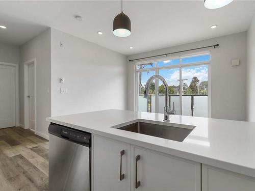 303-1515 Redfern St, Victoria, BC - Indoor Photo Showing Kitchen