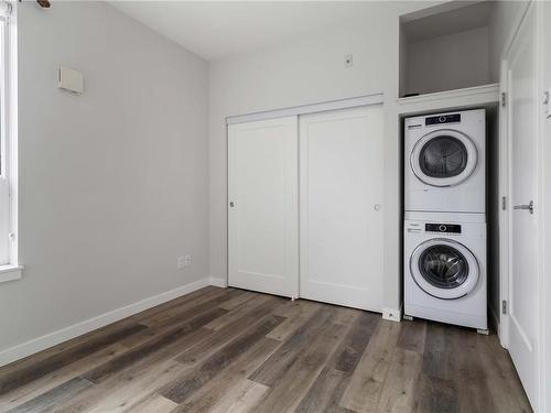 303-1515 Redfern St, Victoria, BC - Indoor Photo Showing Laundry Room