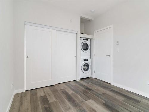 303-1515 Redfern St, Victoria, BC - Indoor Photo Showing Laundry Room