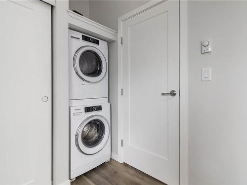 303-1515 Redfern St, Victoria, BC - Indoor Photo Showing Laundry Room