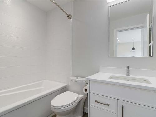 303-1515 Redfern St, Victoria, BC - Indoor Photo Showing Bathroom