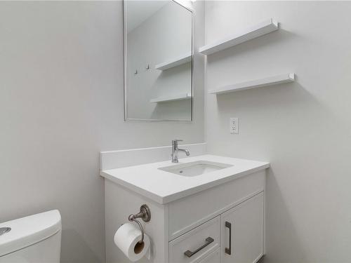 303-1515 Redfern St, Victoria, BC - Indoor Photo Showing Bathroom