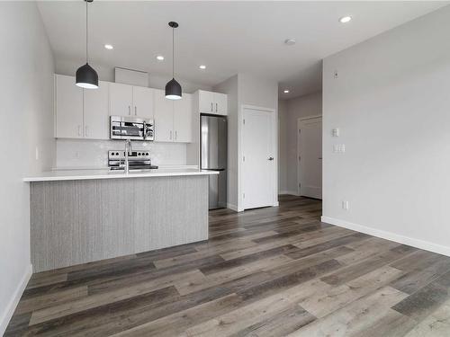 303-1515 Redfern St, Victoria, BC - Indoor Photo Showing Kitchen With Upgraded Kitchen