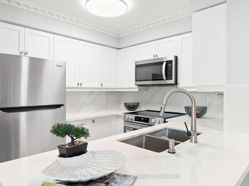 2010-4968 Yonge St, Toronto, ON - Indoor Photo Showing Kitchen With Double Sink With Upgraded Kitchen